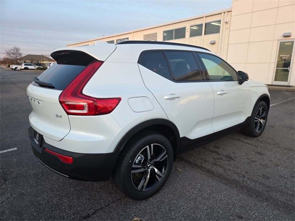 New 2026 Volvo XC40 B4 Core SUV