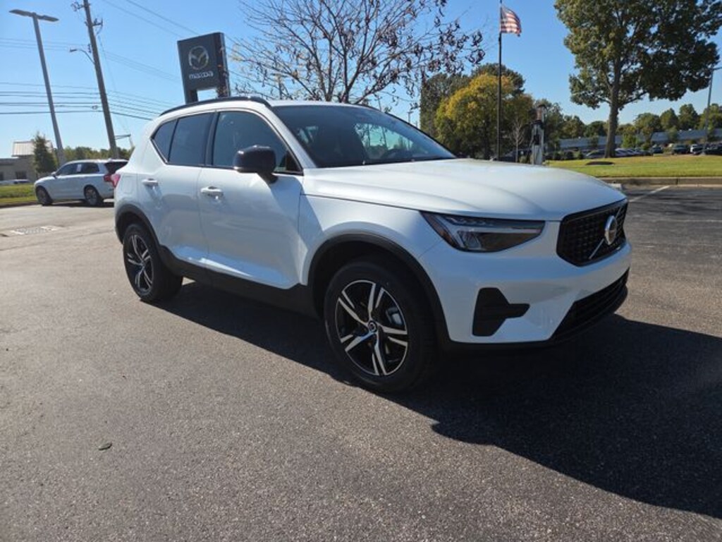 New 2026 Volvo XC40 B4 Core SUV