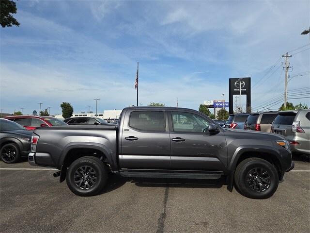 2022 Toyota Tacoma SR5 photo 2