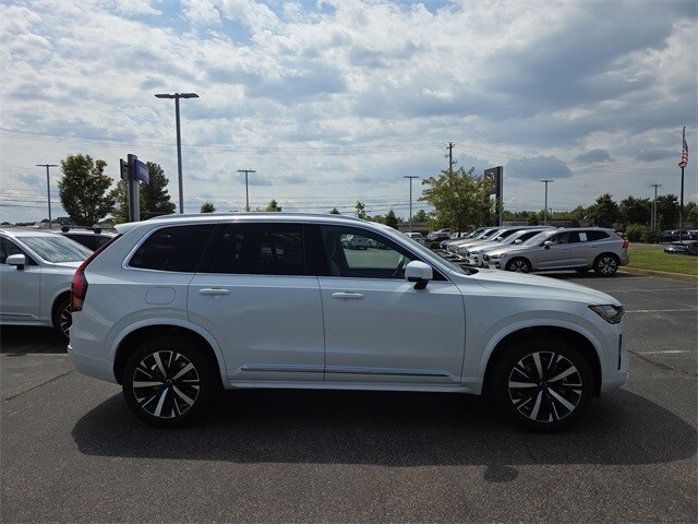 2026 Volvo XC90 Core photo 2