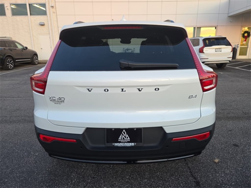 New 2026 Volvo XC40 B4 Core SUV