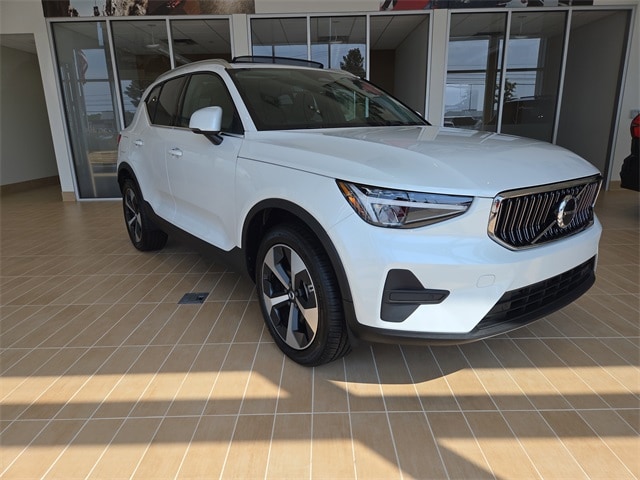 2025 Volvo XC40 SUV 