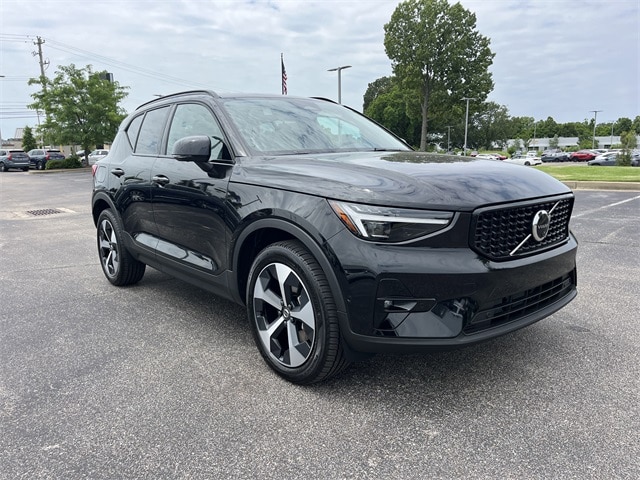 2025 Volvo XC40 SUV 
