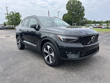 2025 Volvo XC40 B5 Plus Dark Theme SUV