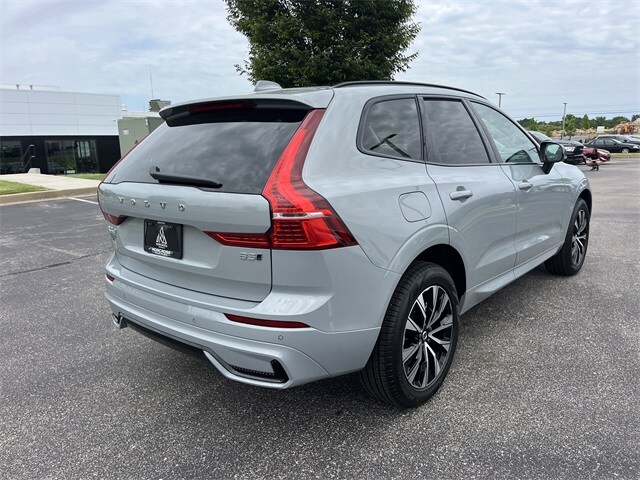 2025 Volvo XC60 B5 Core photo 3