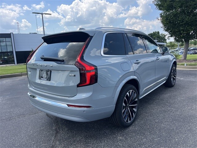2026 Volvo XC90 Plus Black Edition photo 3
