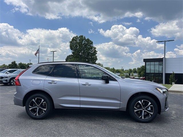 2026 Volvo XC60 B5 Core photo 2
