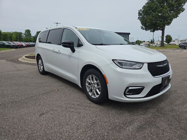 2024 Chrysler Pacifica Touring L's photo