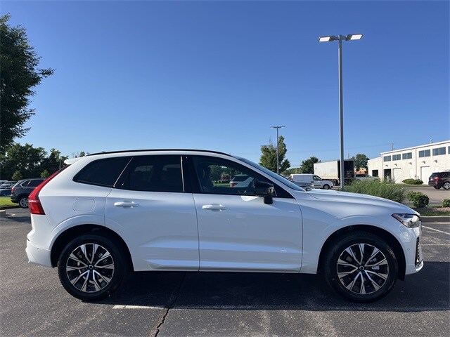 2025 Volvo XC60 B5 Plus photo 2