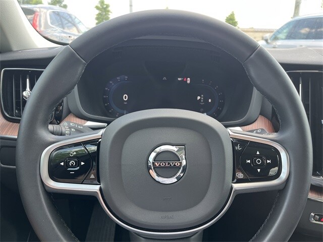 2023 Volvo XC60 B5 Plus photo 2