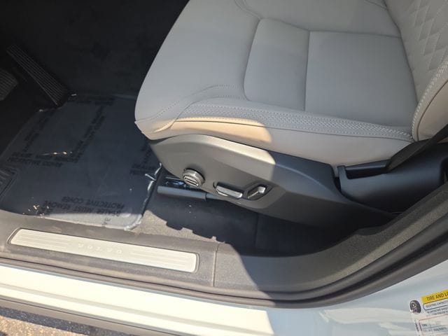 2026 Volvo XC60 Plus - Photo 11