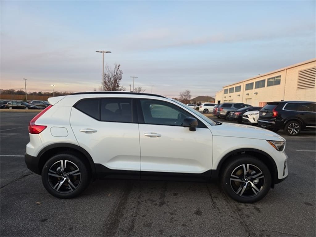 New 2026 Volvo XC40 B4 Core SUV