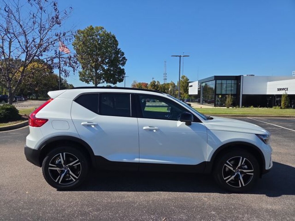 New 2026 Volvo XC40 B4 Core SUV