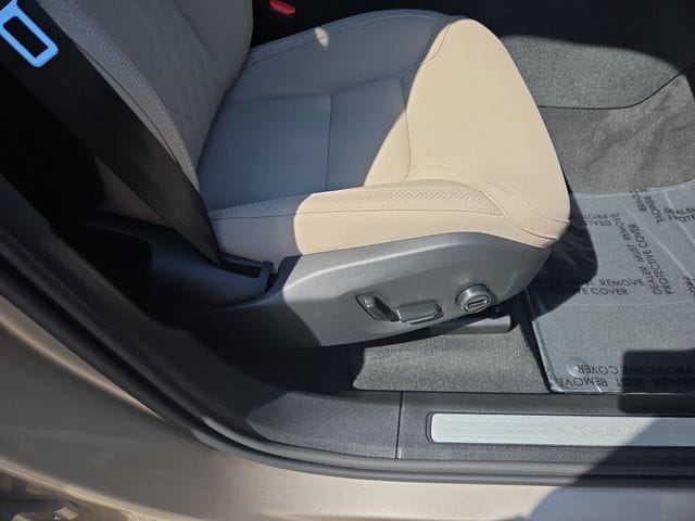 2026 Volvo XC60 Plus - Photo 20