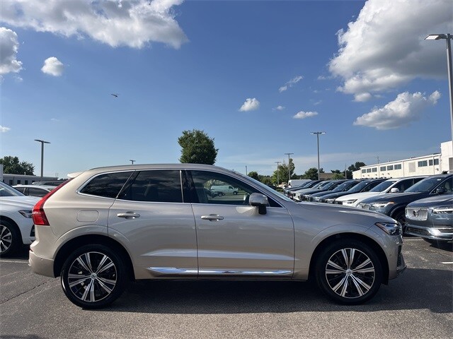 2023 Volvo XC60 B5 Plus photo 2