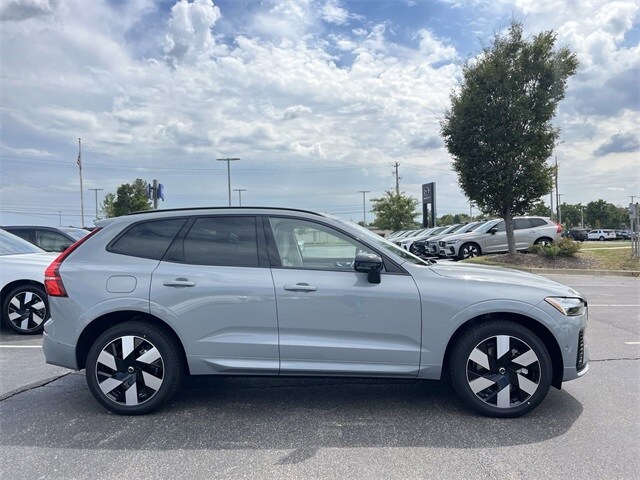 2025 Volvo XC60 Hybrid T8 Plus photo 2
