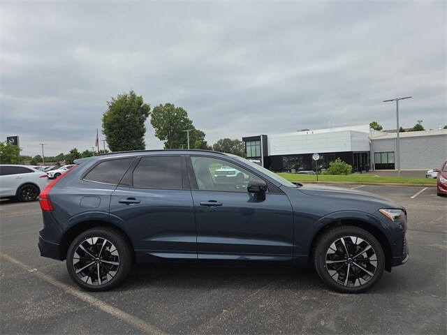 2026 Volvo XC60 T8 photo 2