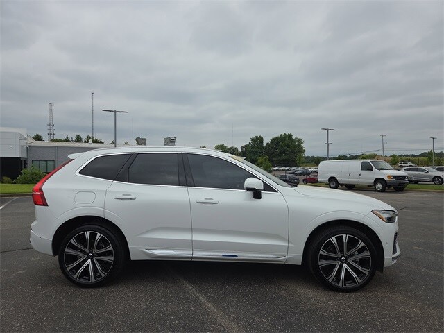 2023 Volvo XC60 B5 Ultimate photo 2