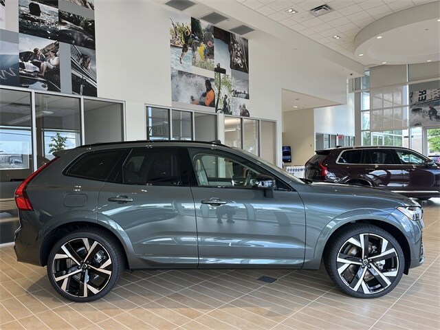2026 Volvo XC60 Hybrid T8 photo 2
