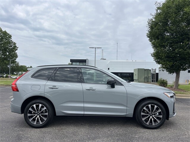 2025 Volvo XC60 B5 Core photo 2