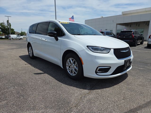 2024 Chrysler Pacifica Touring L's photo