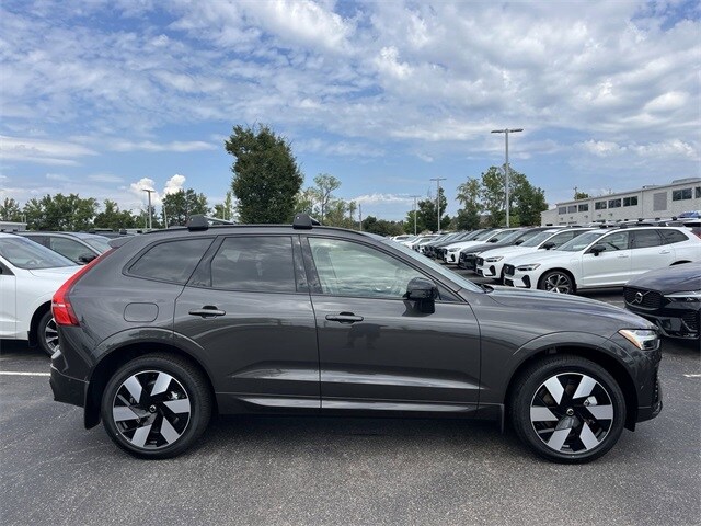 2025 Volvo XC60 Hybrid T8 Plus photo 2