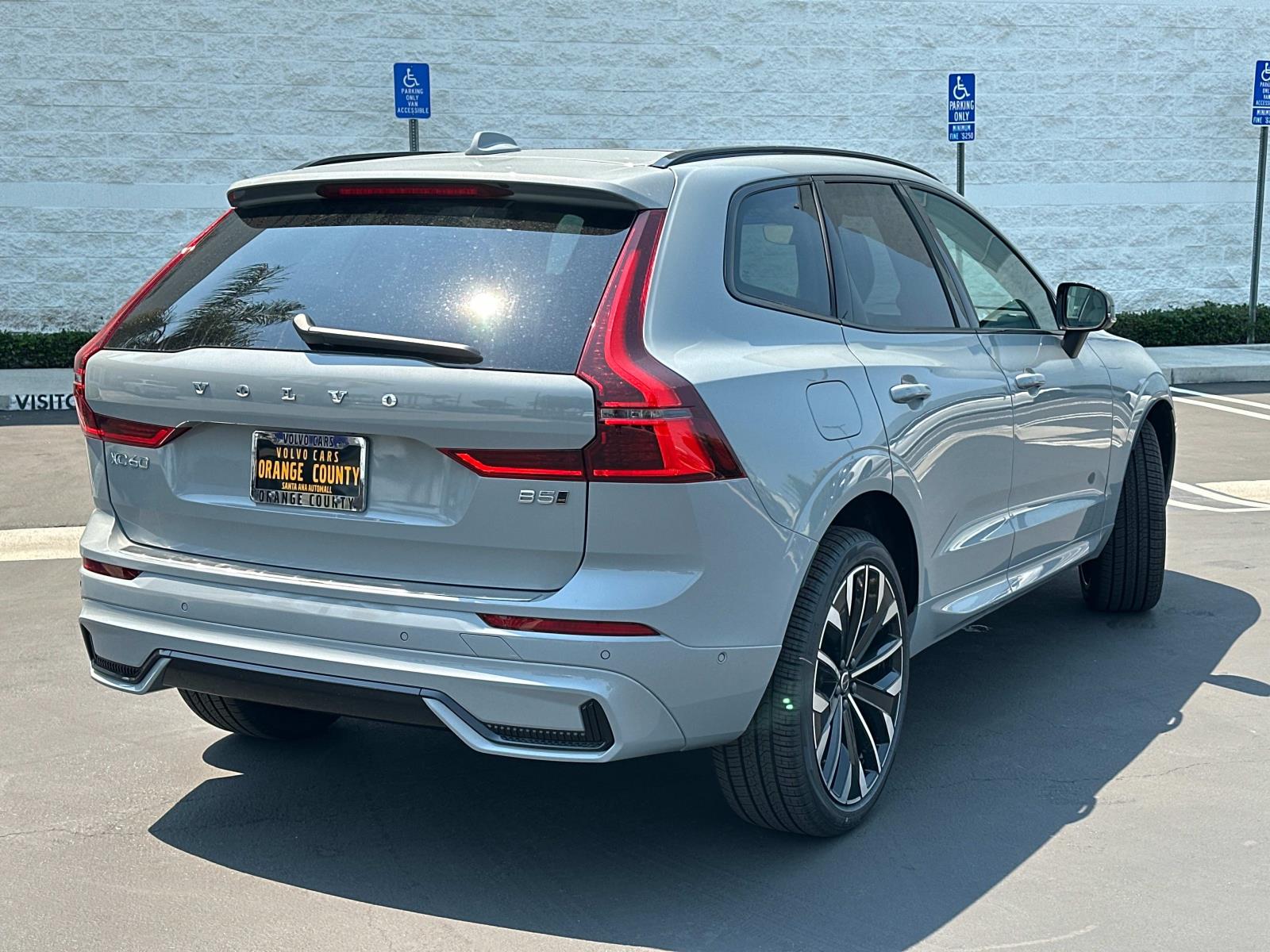 2026 Volvo XC60 B5 photo 4