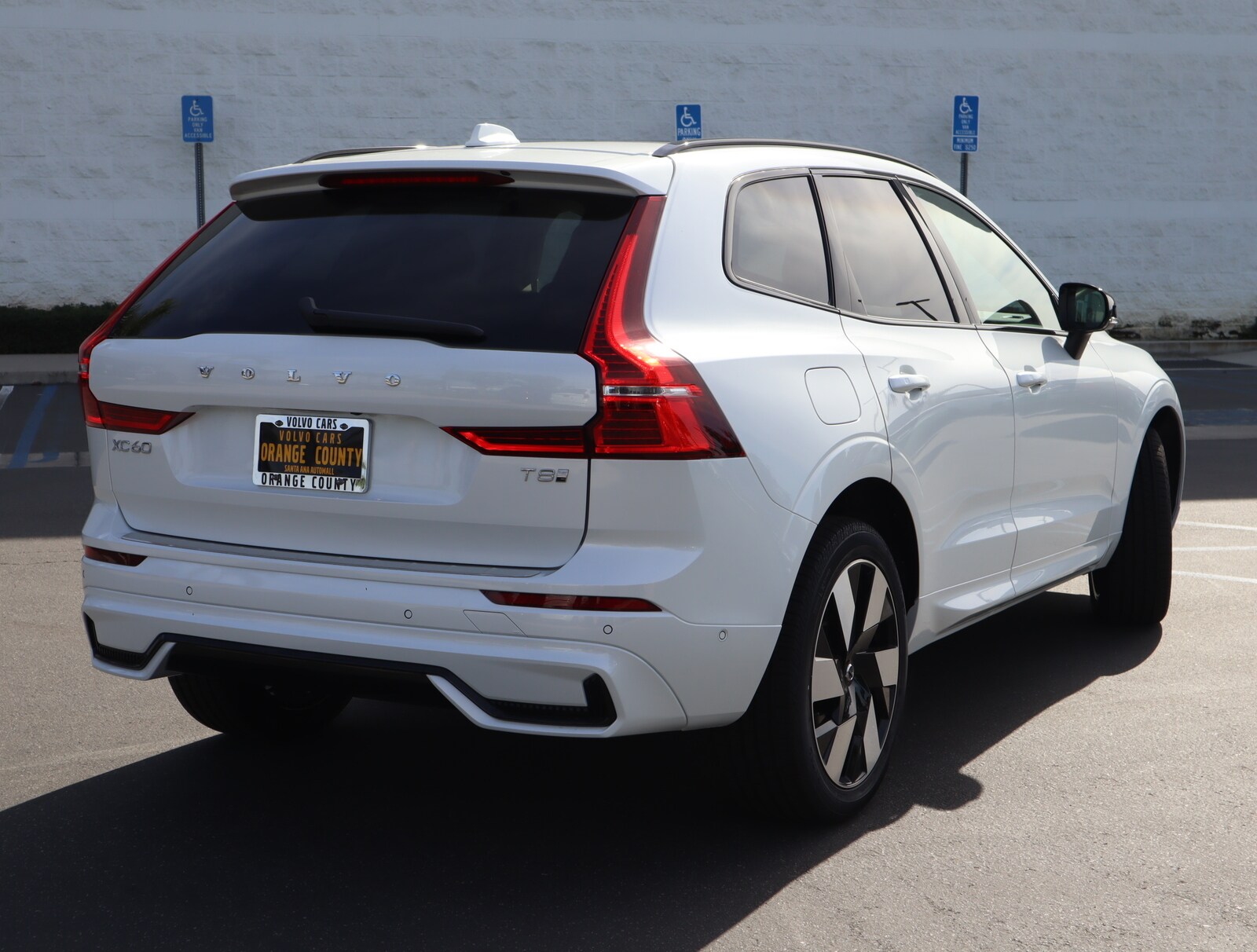 2025 Volvo XC60 Hybrid T8 Plus photo 4