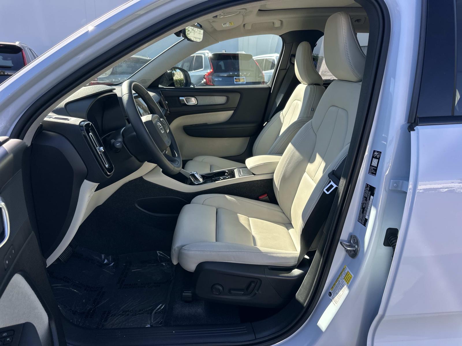 2026 Volvo XC40 Plus - Photo 17