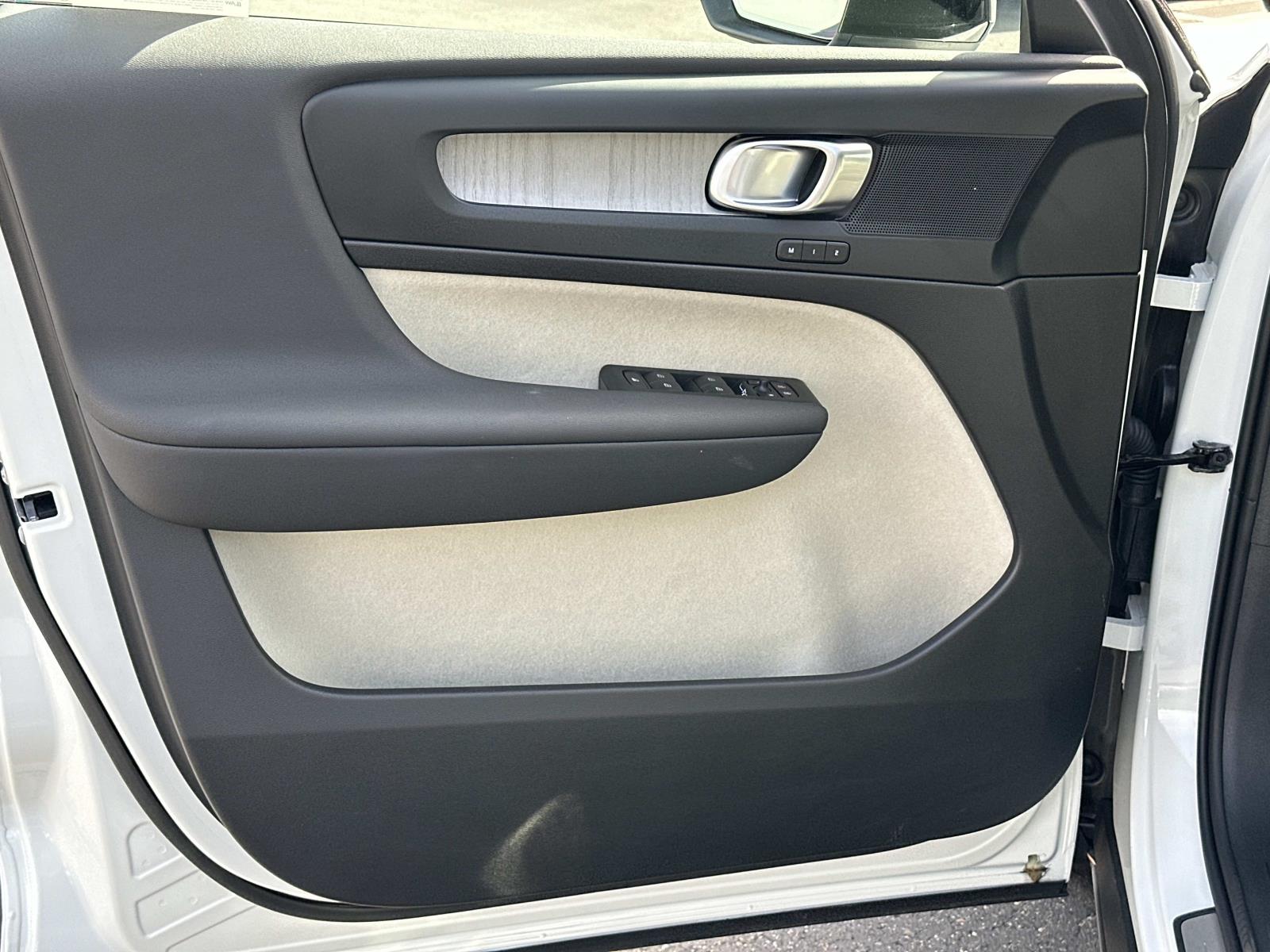 2026 Volvo XC40 Plus - Photo 15