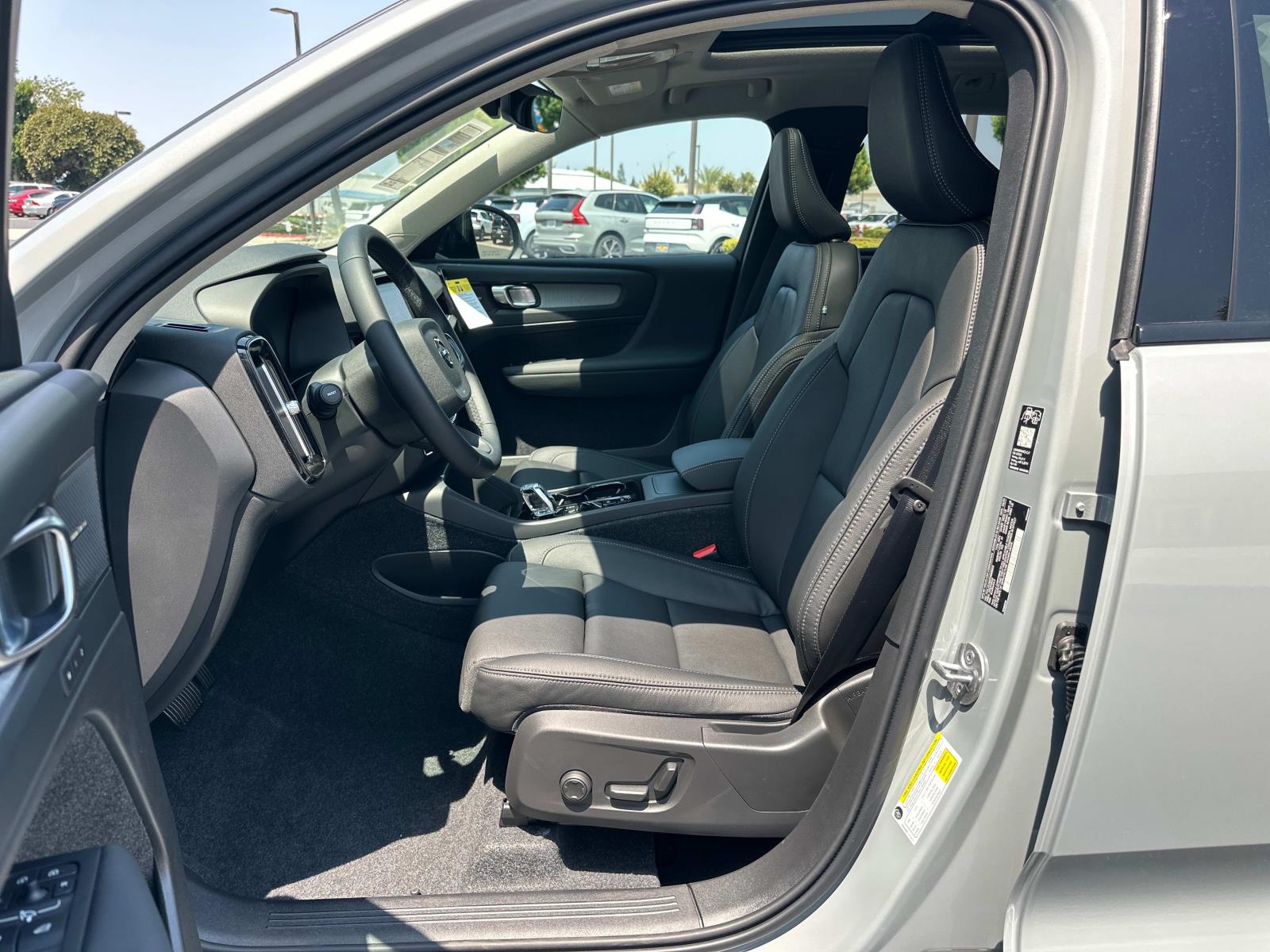 2026 Volvo XC40 Ultra - Photo 13