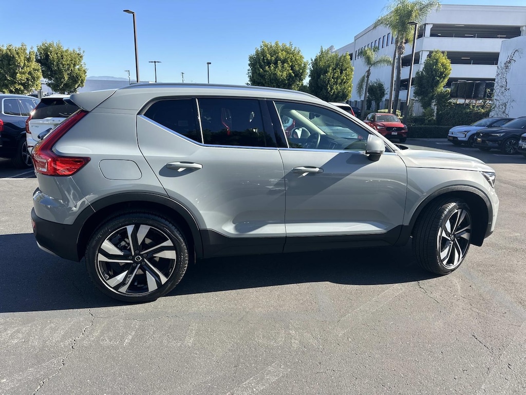 Certified 2025 Volvo XC40 B5 AWD Ultra Bright Theme Sport Utility