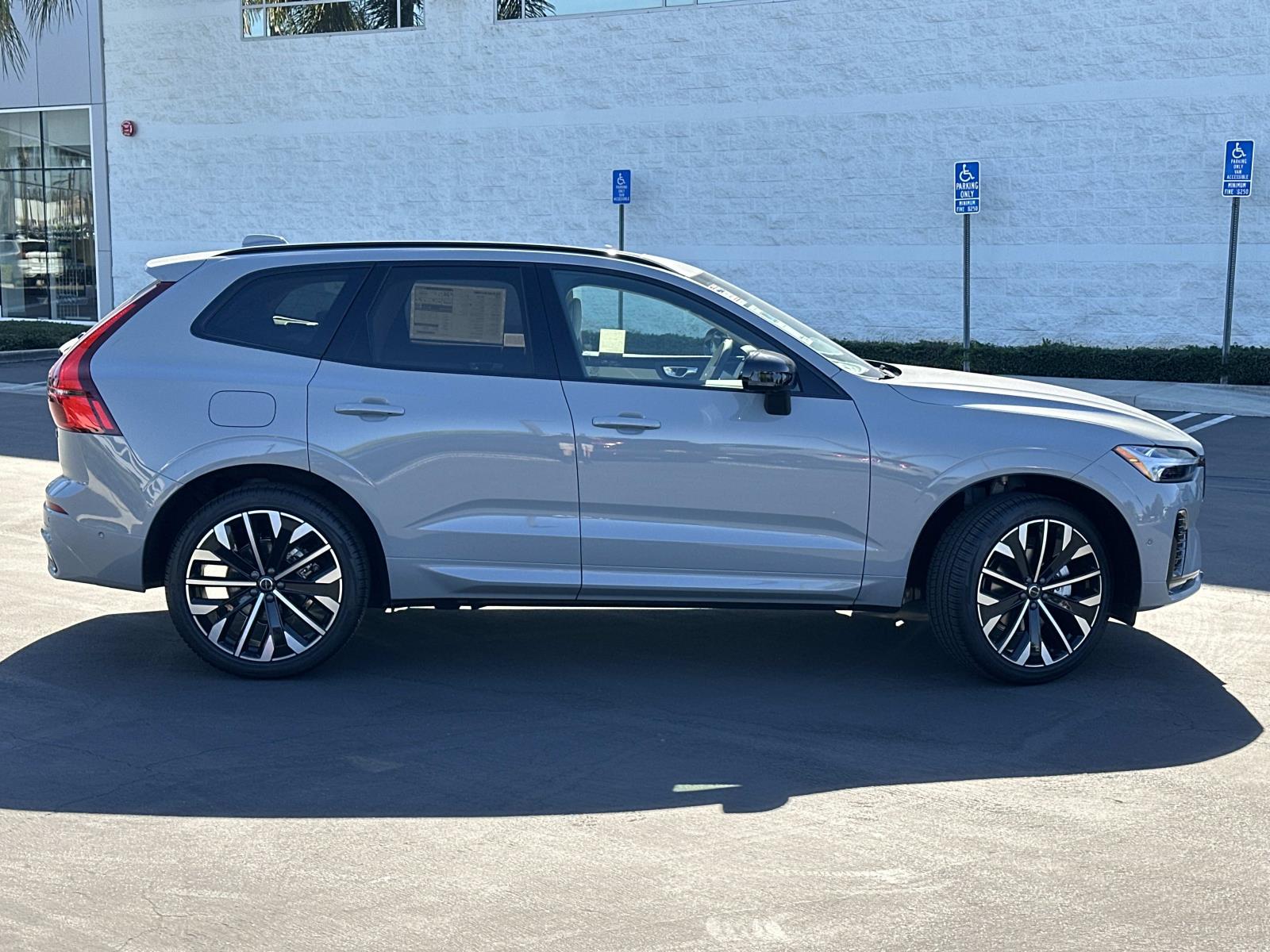 2026 Volvo XC60 B5 photo 3