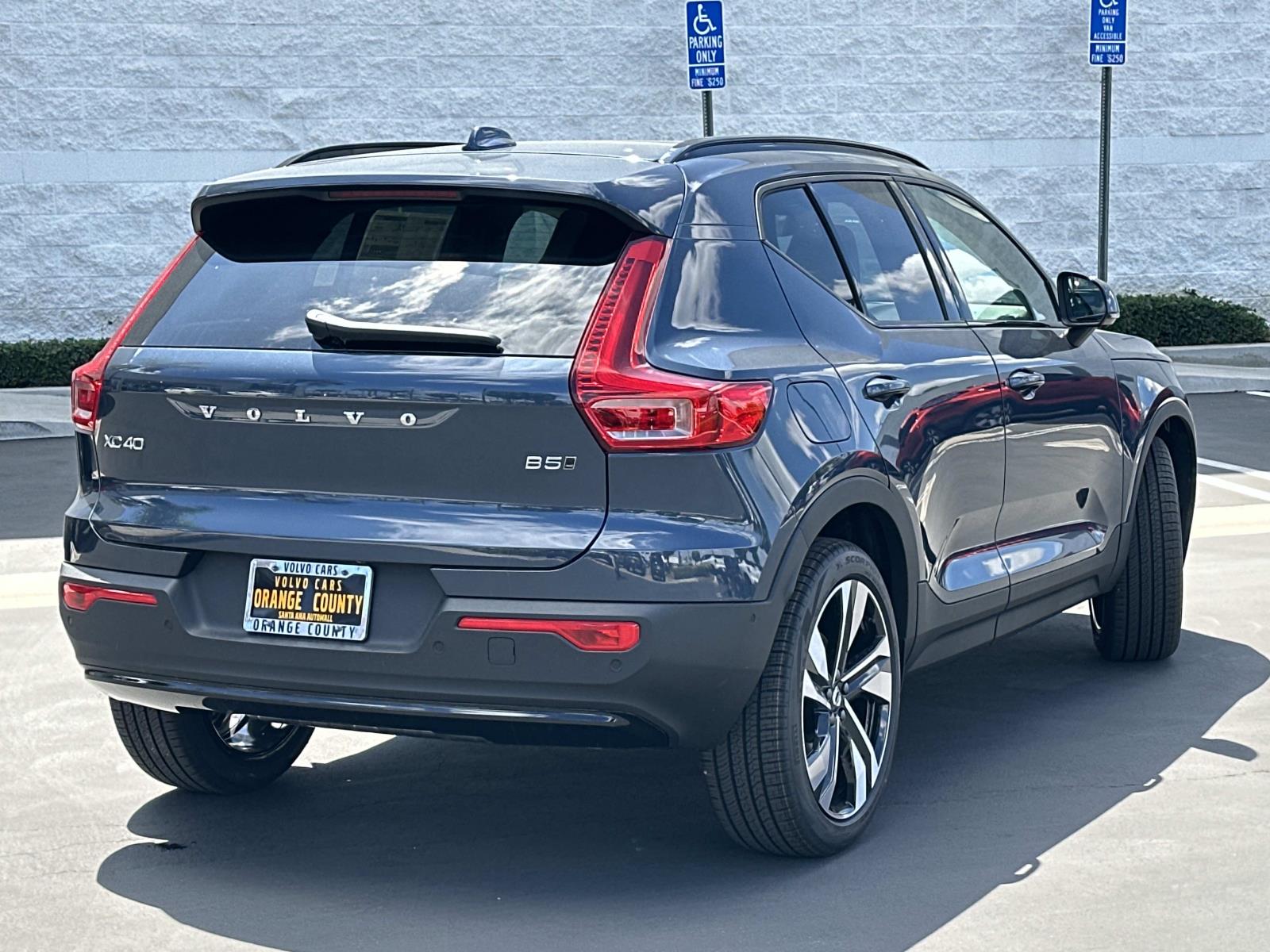 2026 Volvo XC40 photo 2