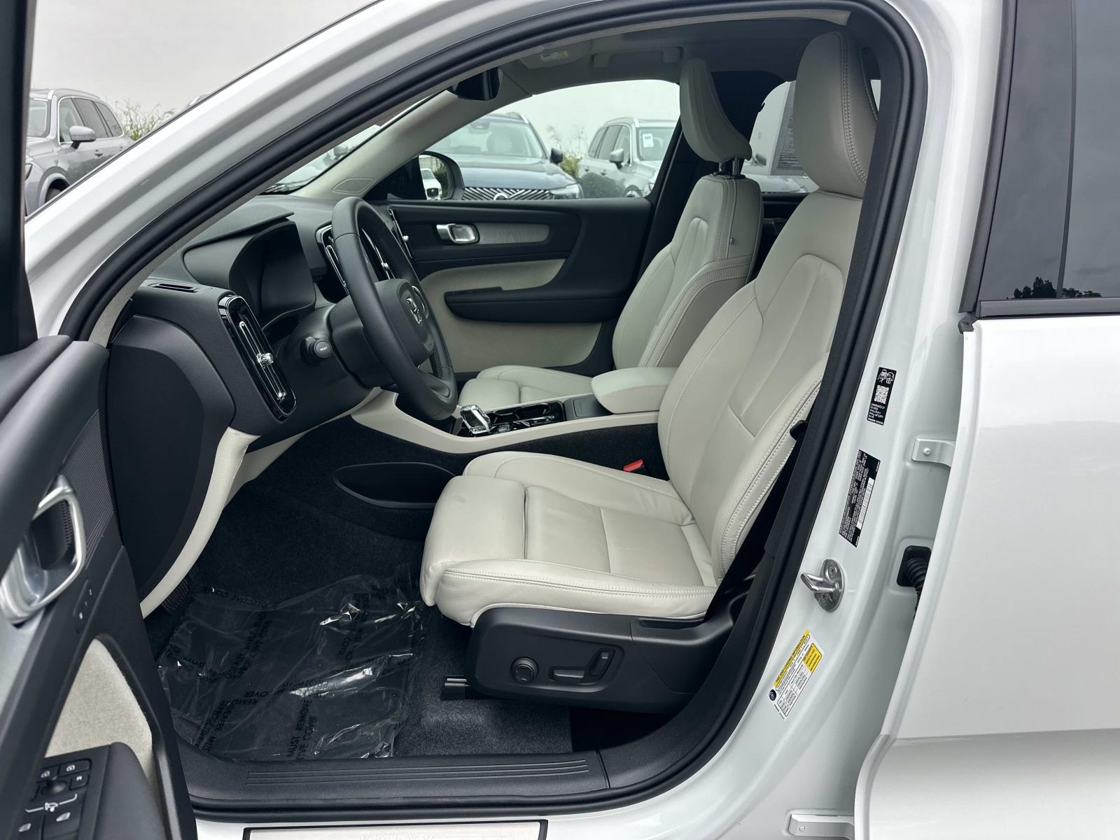 2026 Volvo XC40 Plus - Photo 18