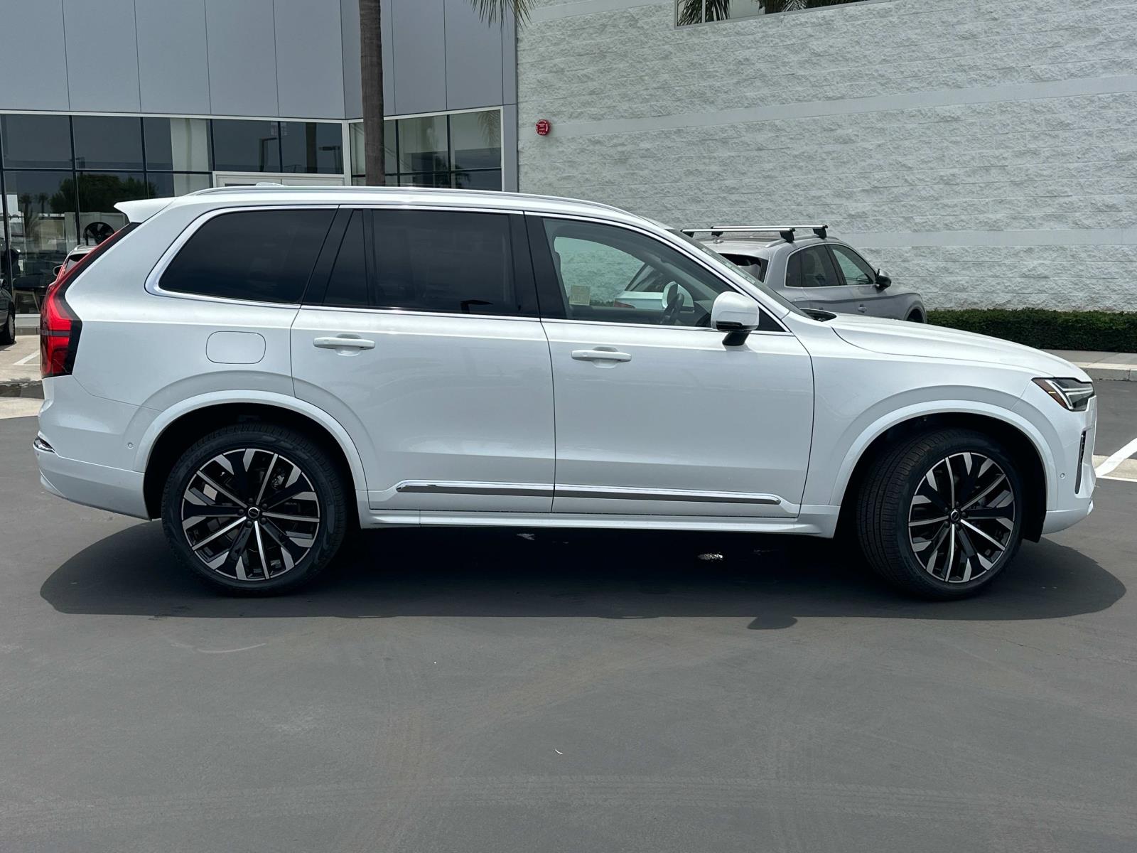 2025 Volvo XC90 Plus photo 3