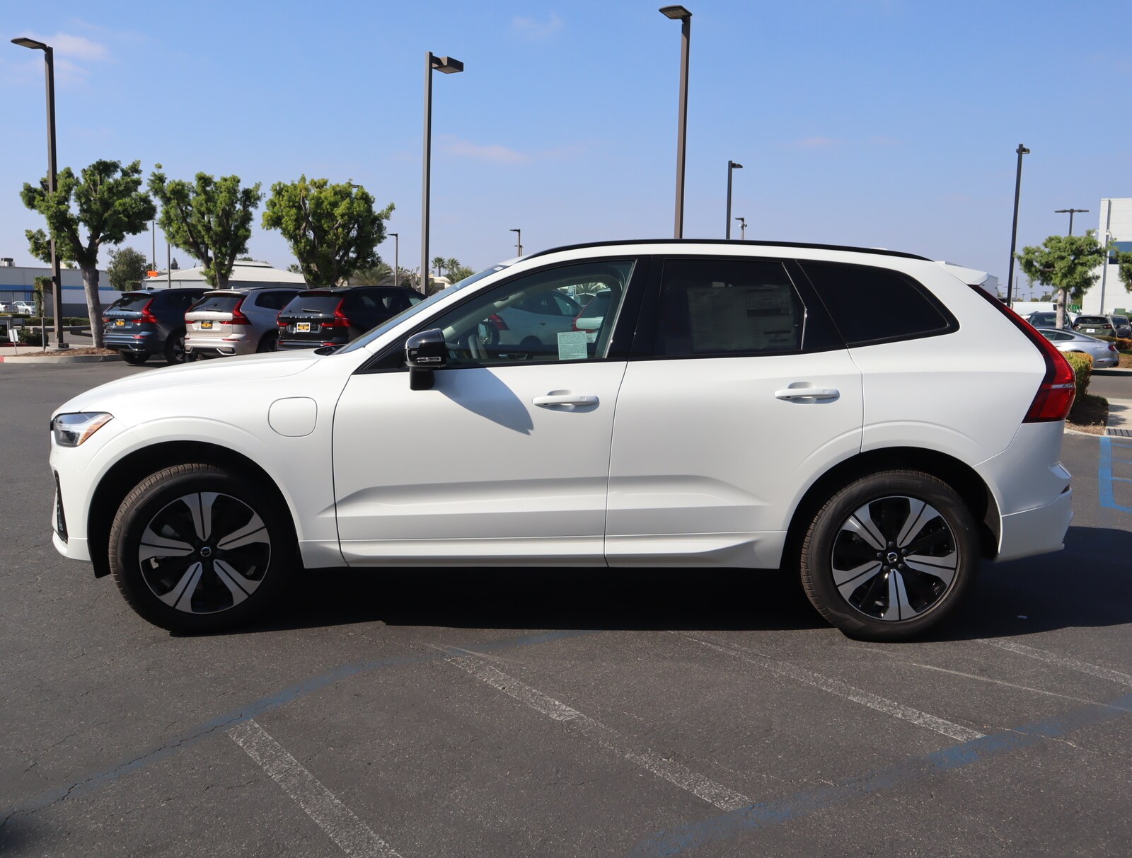 2025 Volvo XC60 Hybrid T8 Core photo 3