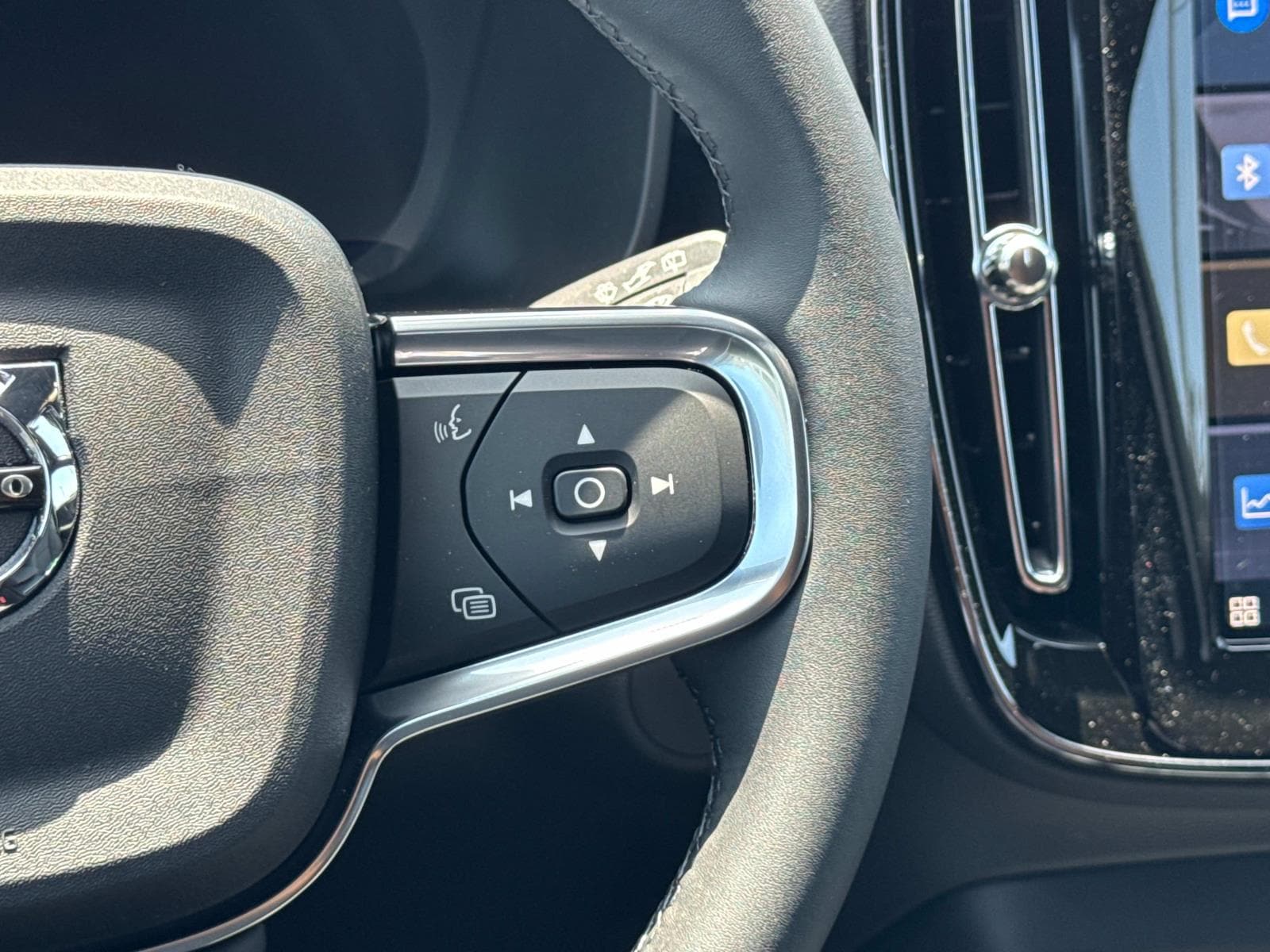 2025 Volvo EX40 Core - Photo 9