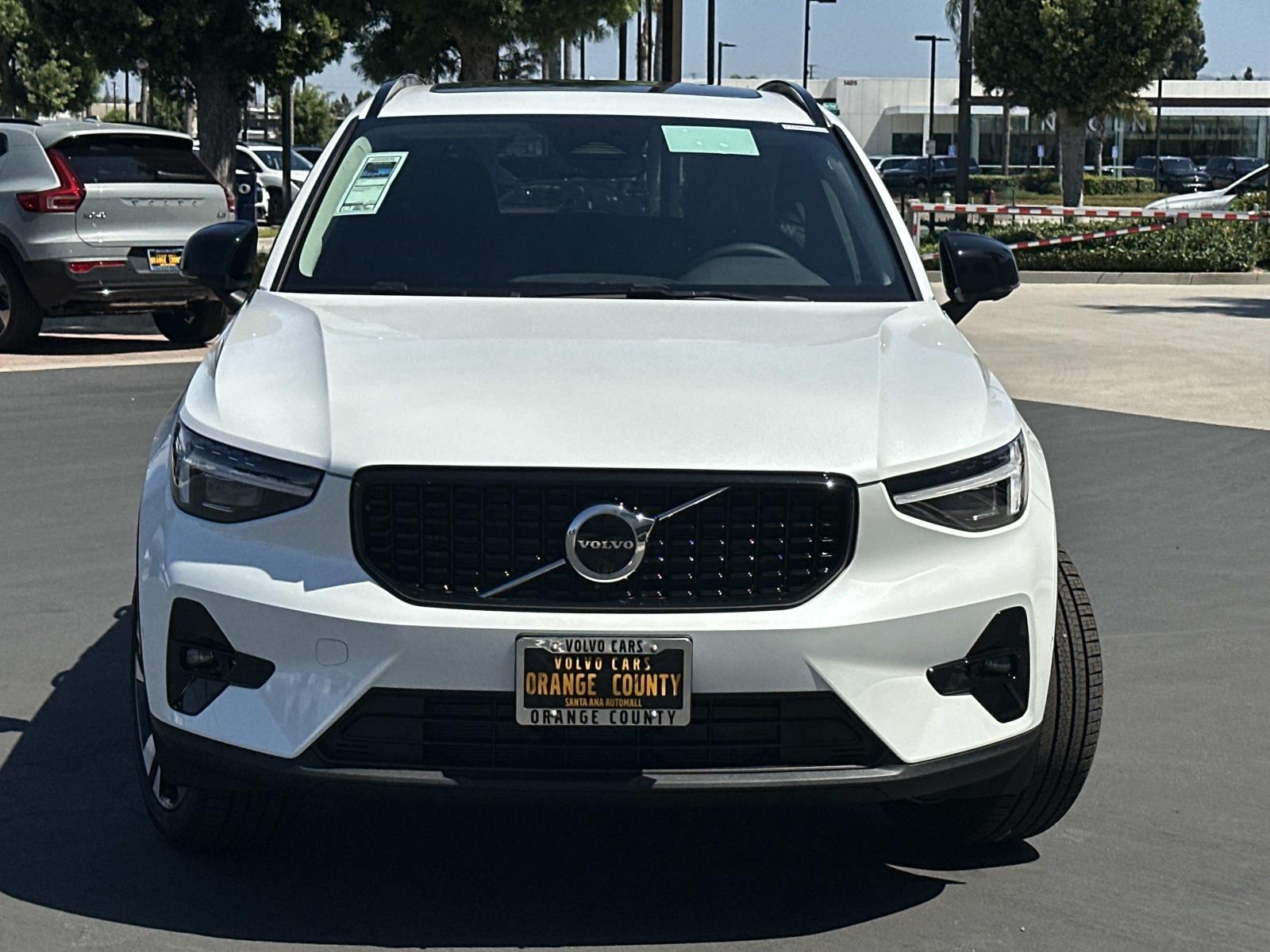 2026 Volvo XC40 photo 2