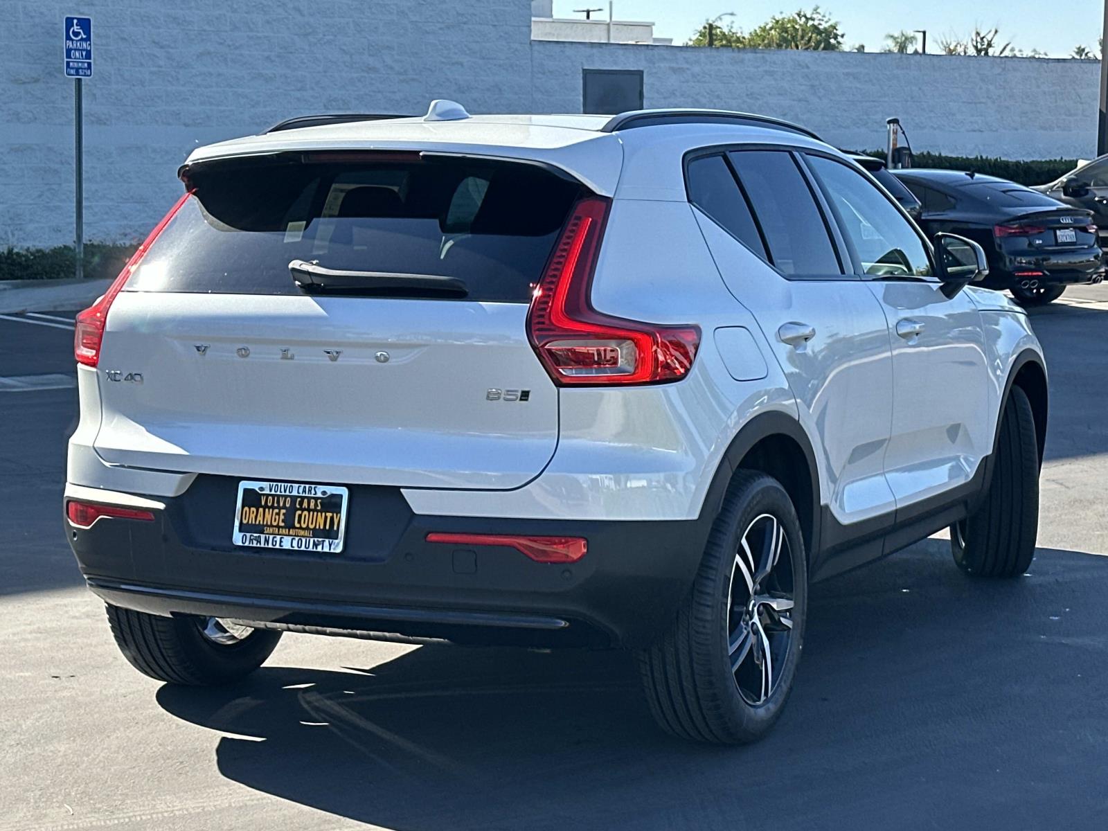 2026 Volvo XC40 Core photo 2