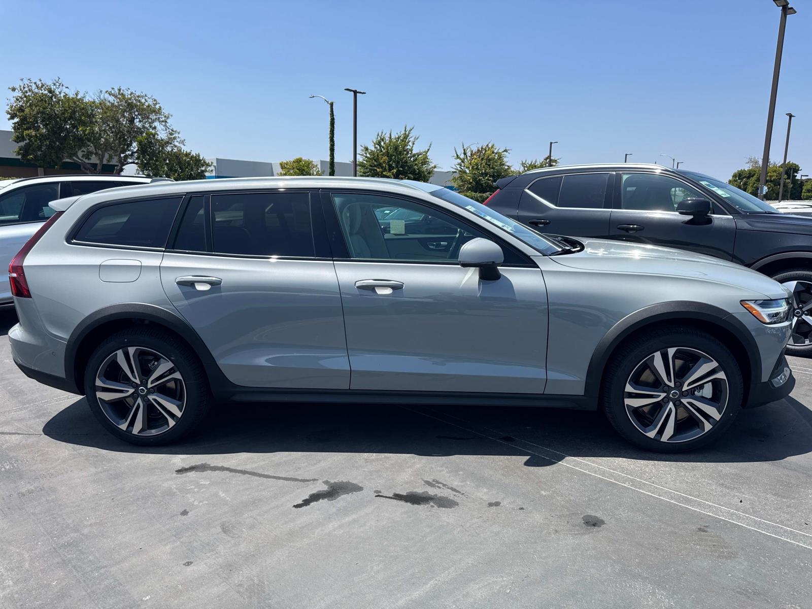 2025 Volvo V60 Cross Country B5 Plus photo 3