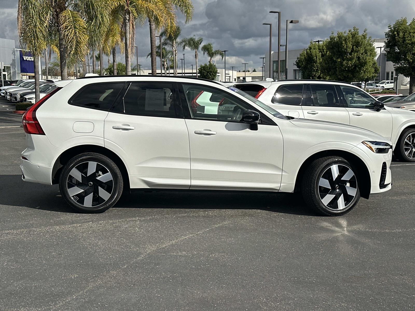 2025 Volvo XC60 Hybrid T8 Plus photo 3