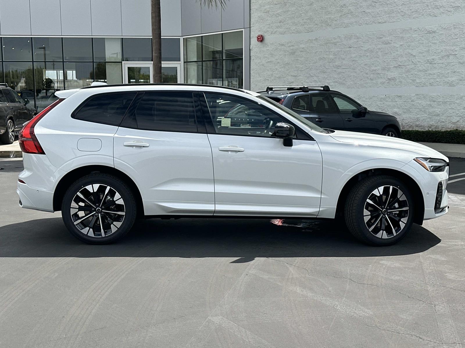 2026 Volvo XC60 B5 Plus photo 3