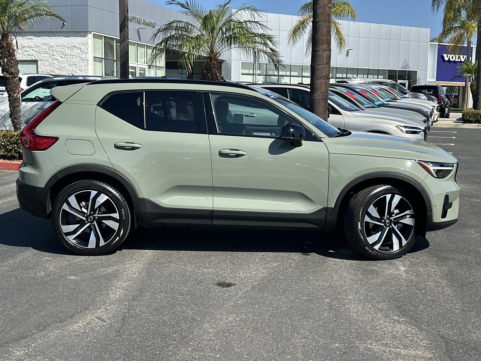 2025 Volvo XC40 AWD photo 3