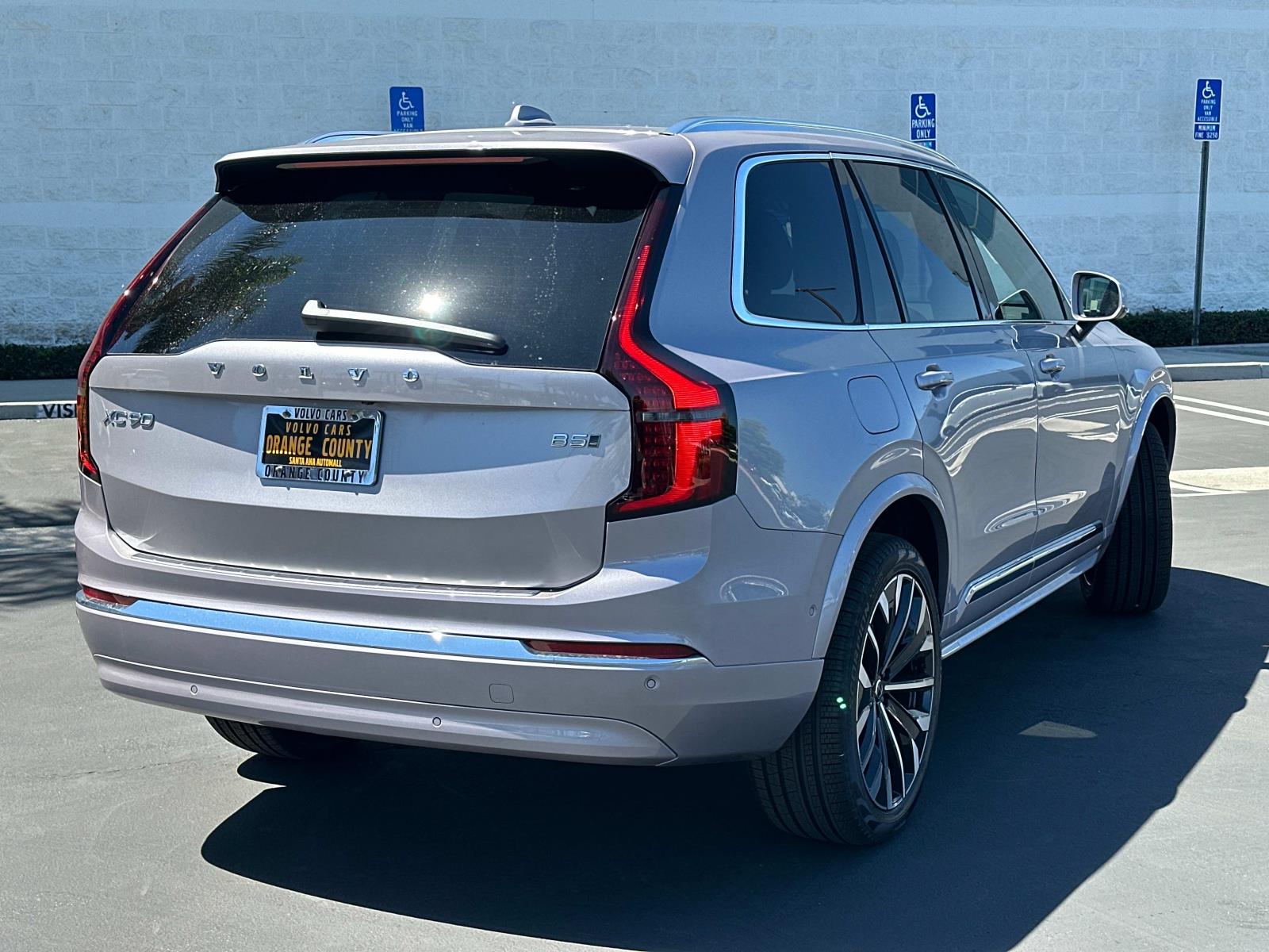 2026 Volvo XC90 B5 Plus photo 4