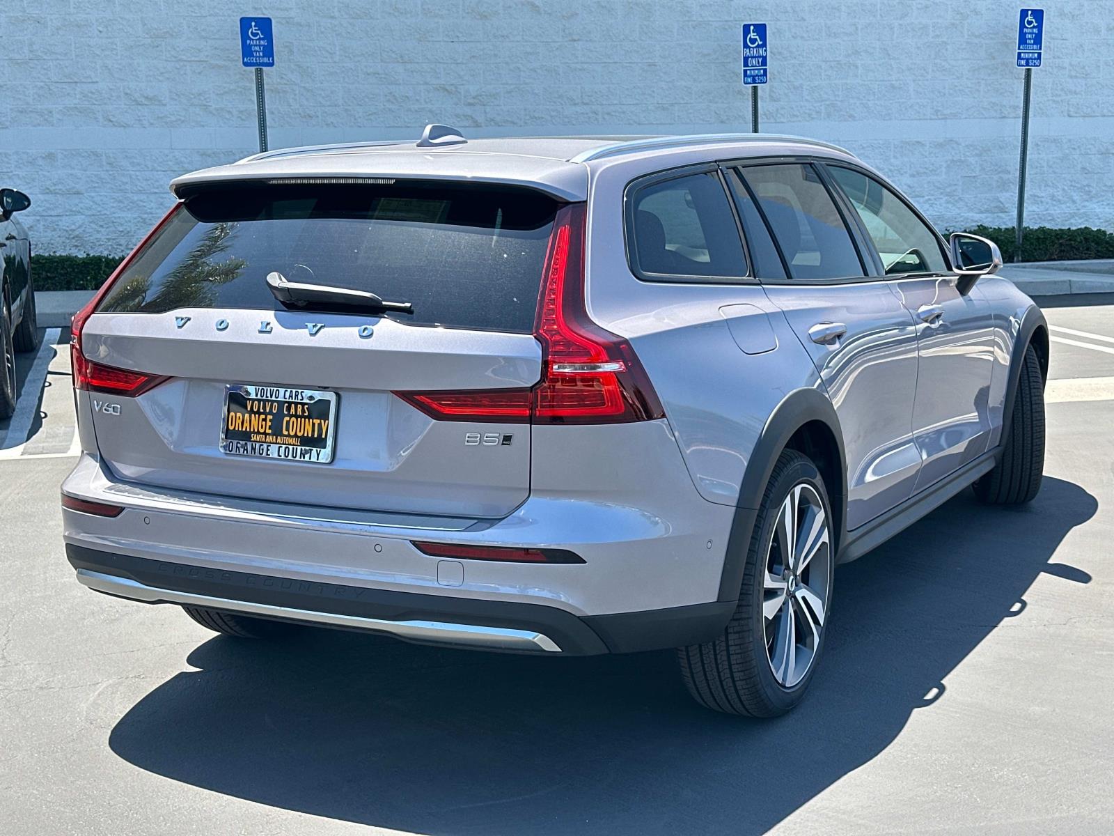 2026 Volvo V60 Cross Country B5 Plus photo 4