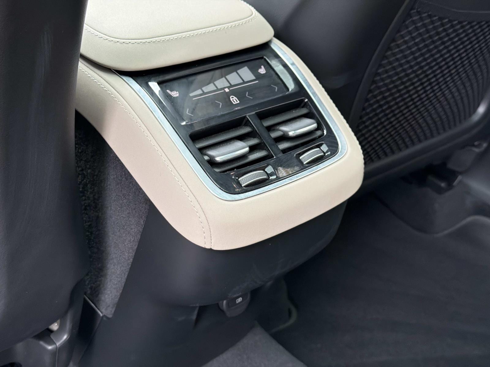 2026 Volvo XC90 Plus - Photo 22
