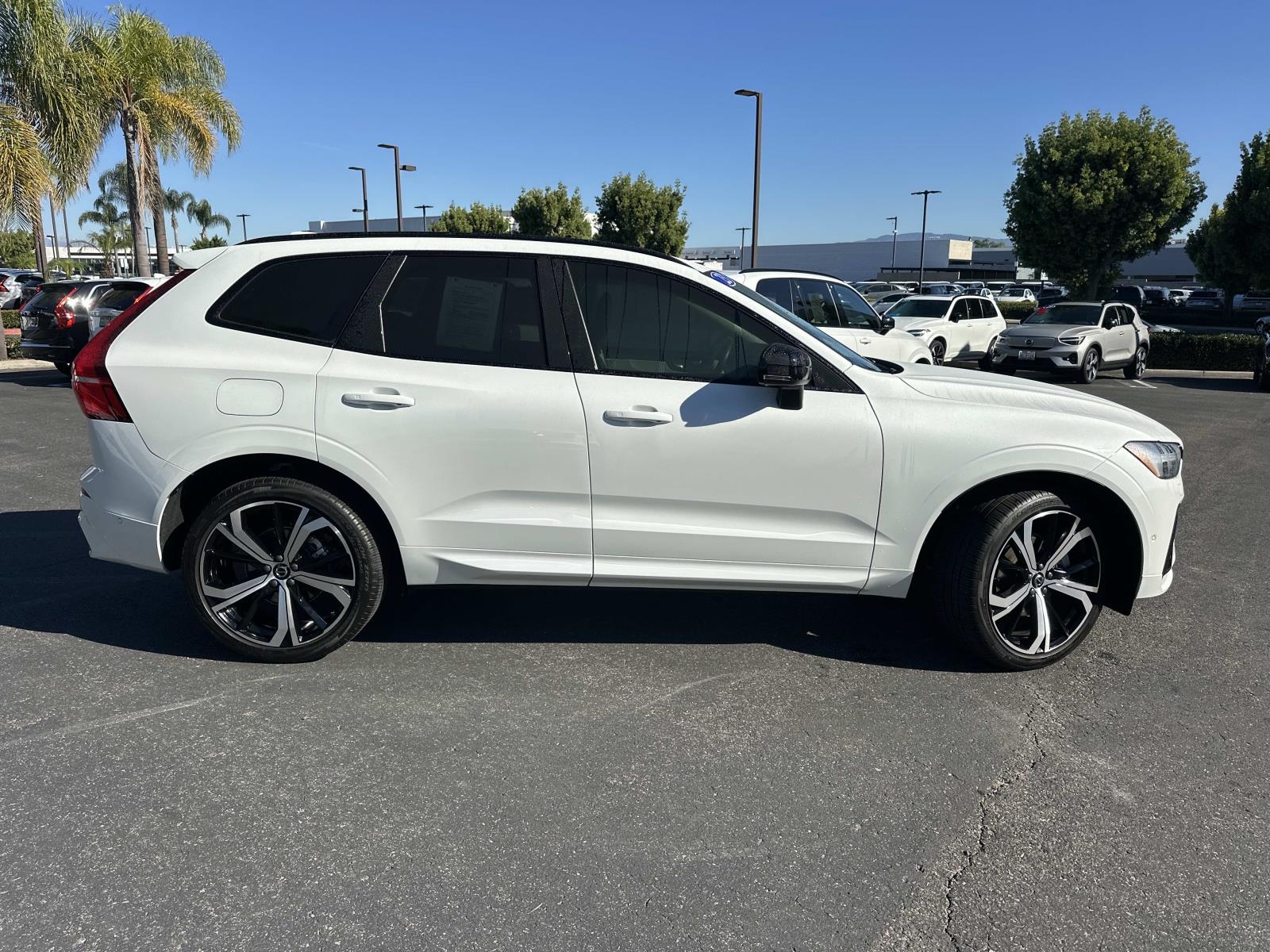 2023 Volvo XC60 B5 Ultimate photo 2