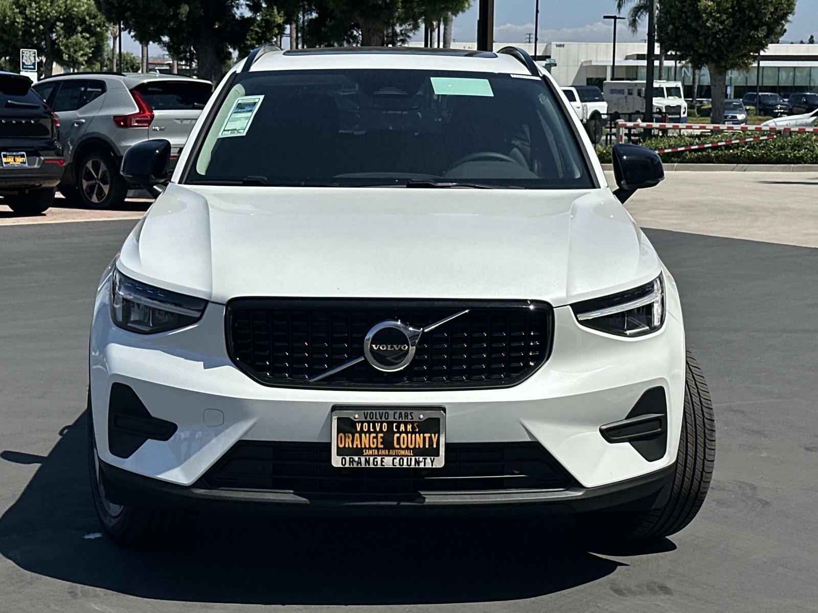 2026 Volvo XC40 Core photo 2
