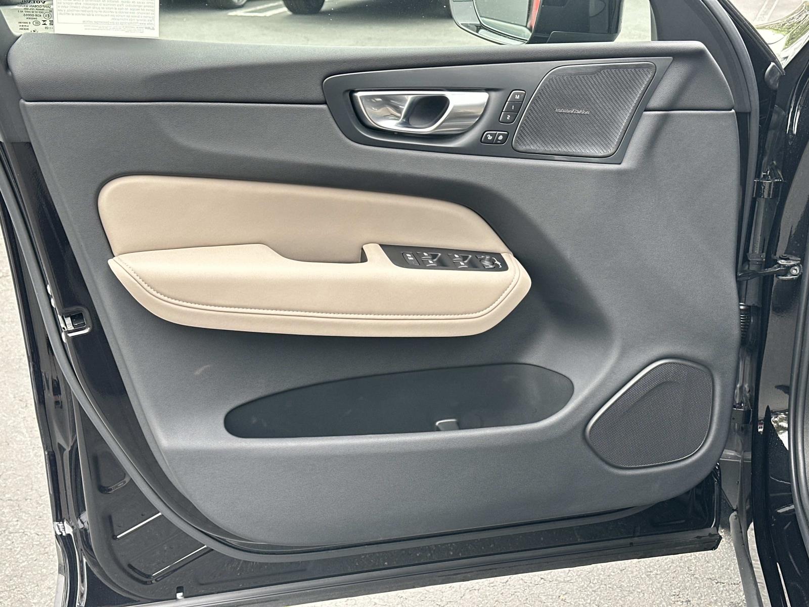 2026 Volvo XC60 Plus - Photo 14